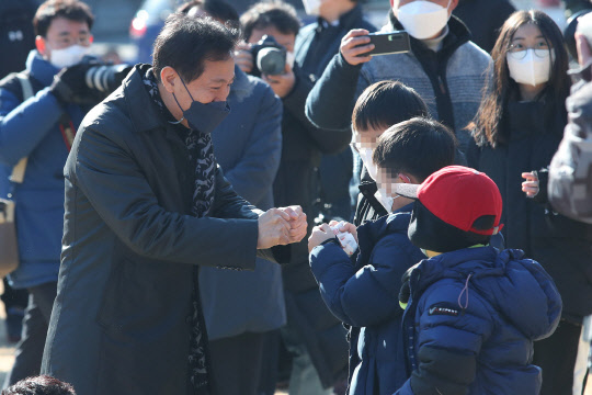오세훈 전 서울시장이 17일 오전 서울 강북구 북서울꿈의숲에서 열린 서울시장 보궐선거 출마 선언에서 주먹인사를 하고 있다. [국회사진기자단]